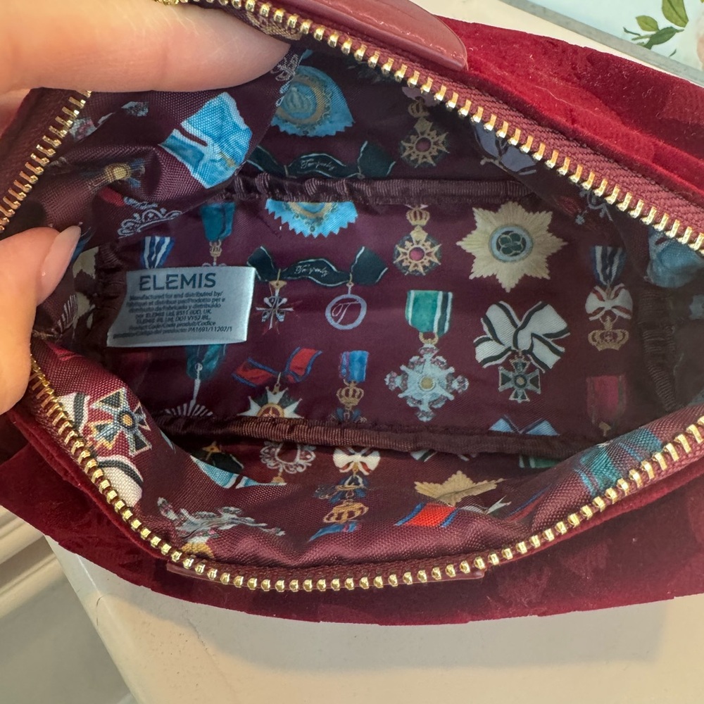 ELEMIS Skincare Set with Red Temperley London cosmetic case - Picture 2 of 15